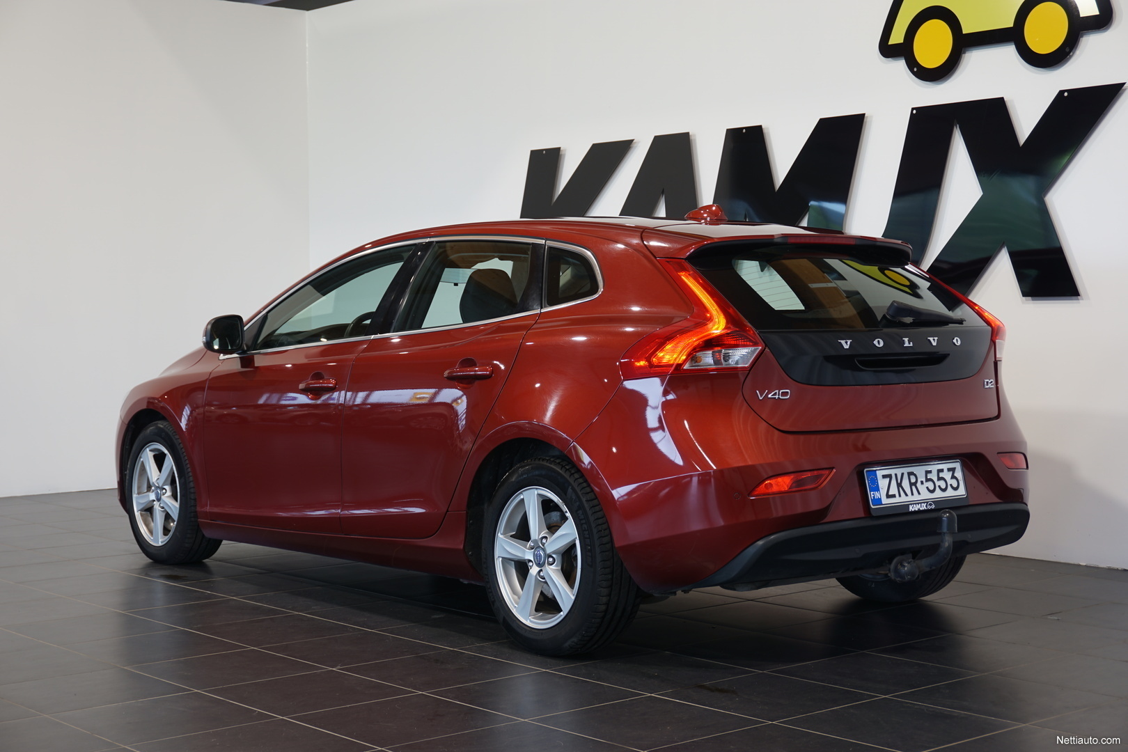 Uudistuva Volvo V40 Vasaroi Sinisena