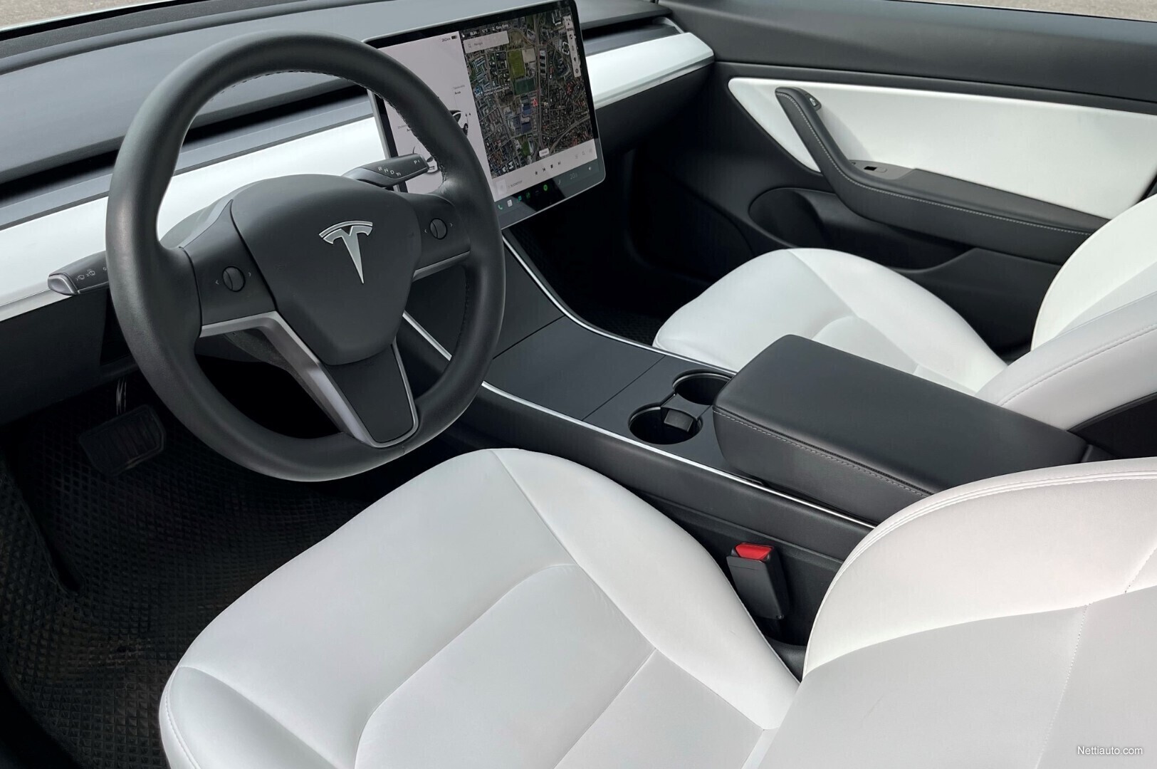 Tesla Model 3 Vetokoukku / Valkoinen sisusta / 19" vanteet / Takaspoileri /  Tehdastakuu / Autopilot / Panoraama / Huippusiisti Porrasperä 2020 -  Vaihtoauto - Nettiauto